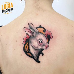tatuaje-espalda-cuello-conejo-logia-tattoo-stefano-giorgi 